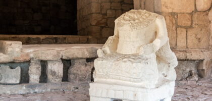 75267664_headless-statue-in-mayan-ruins